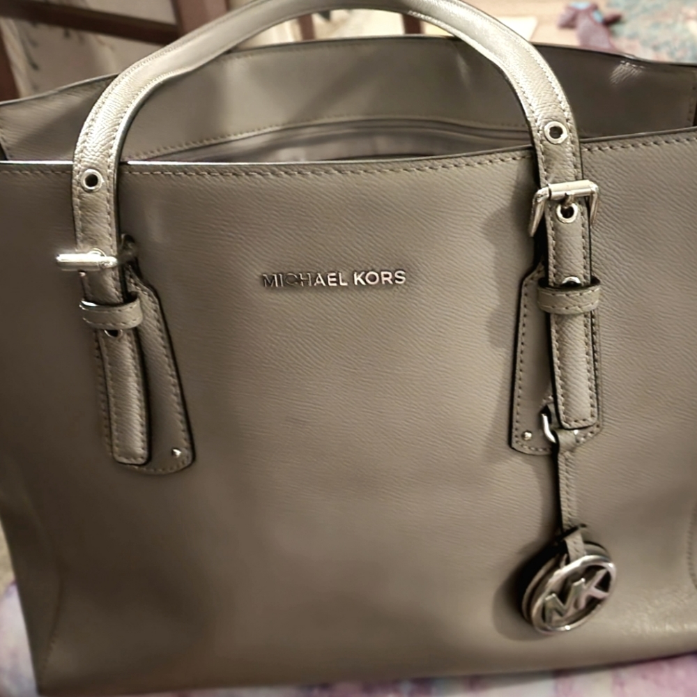 MICHAEL MICHAEL KORS Voyager Medium Crossgrain Leather Tote Bag